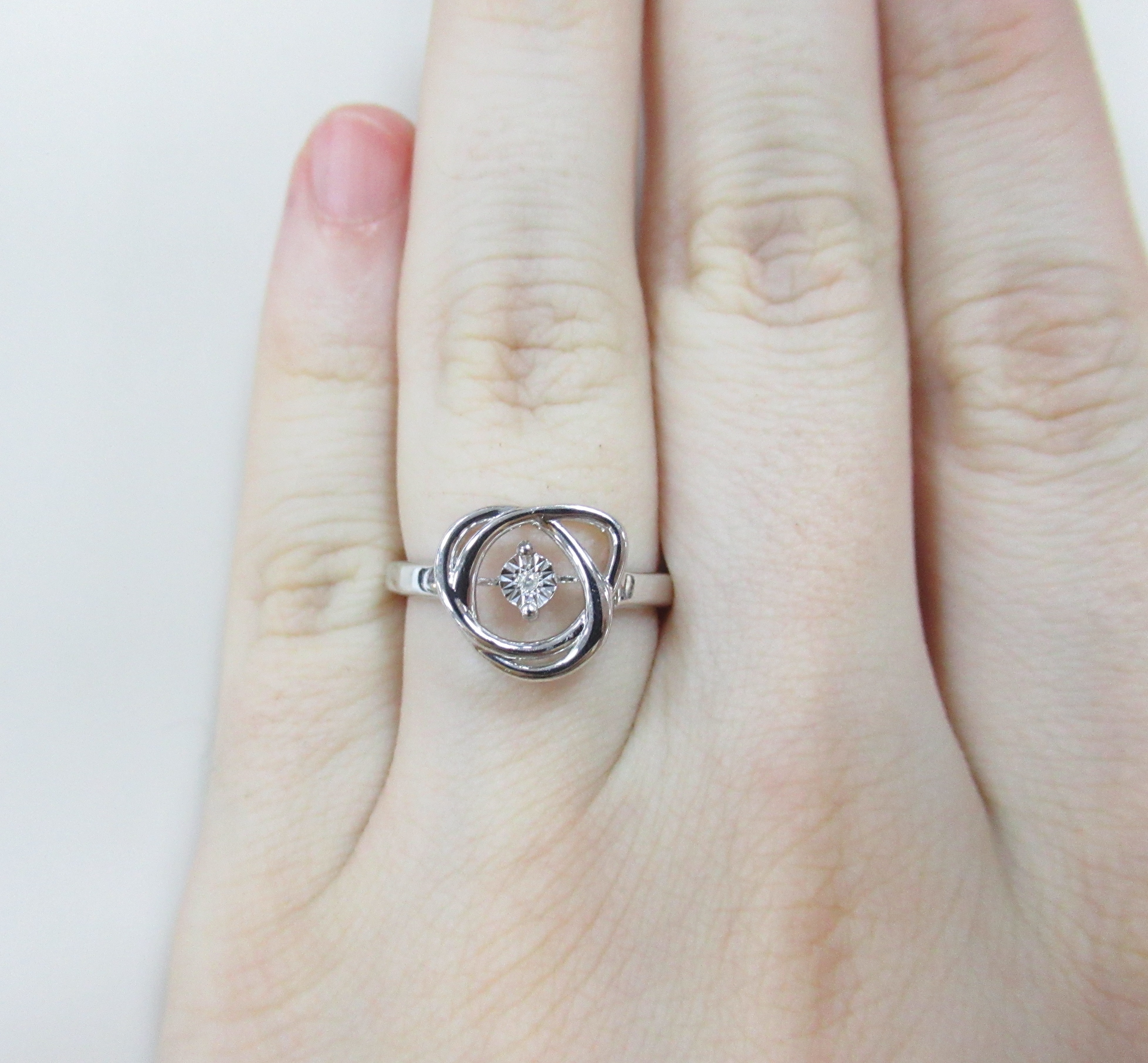 Серебряное кольцо с бриллиантом "Танцующий камень"